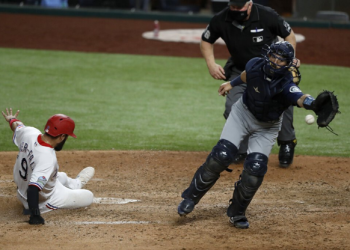 Mariners drop to the cellar losing series to Rangers