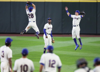 Mariners storm out of the basement with sweep of woebegone Rangers